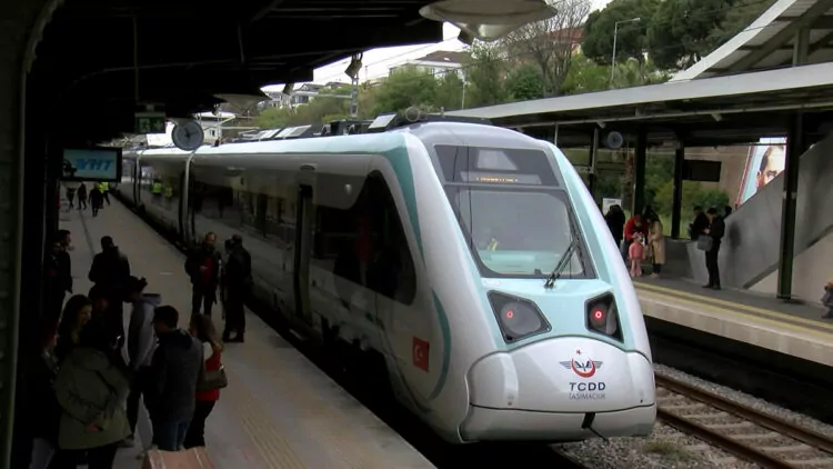 Milli elektrikli tren marmaray bakırköy i̇stasyonu'nda