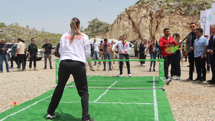Milli tenisçilerden petrol sahasında gösteri maçı
