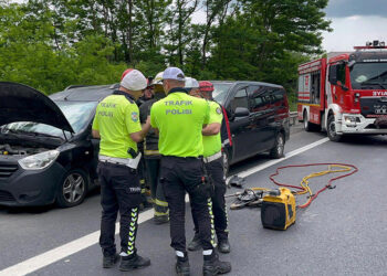 Minibüs arıza şeridindeki araca çarptı: 2 ölü, 2 yaralı