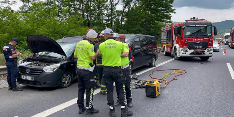 Minibüs arıza şeridindeki araca çarptı: 2 ölü, 2 yaralı