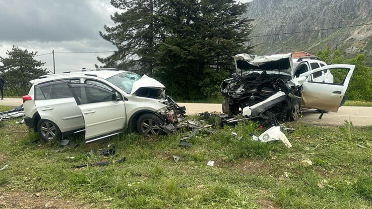 Minibüsle kamyonet çarpıştı: 2 ölü, 3 yaralı