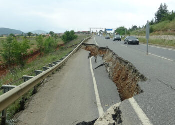Muğla'da sağanak; yol çöktü