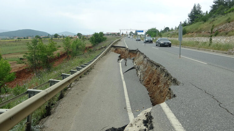 Muğla'da sağanak; yol çöktü