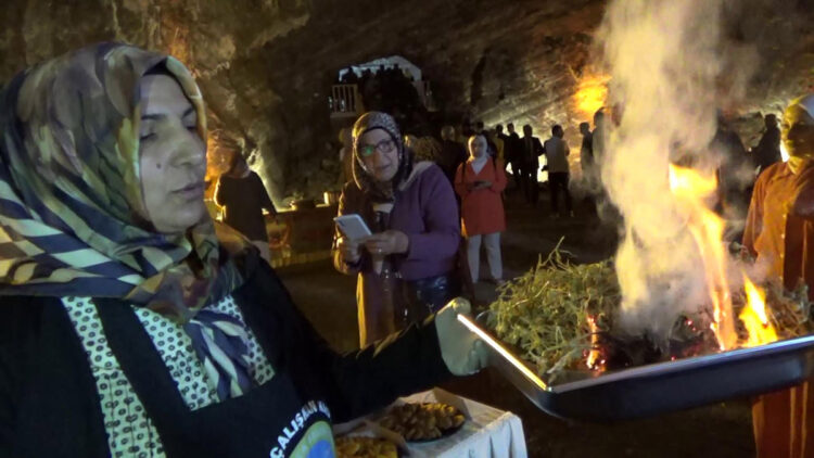 Nazarı önlemek için tuz mağarasını tütsülediler