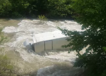 Nehirde kaybolan kamyon şoförü 110 kişilik ekiple aranıyor