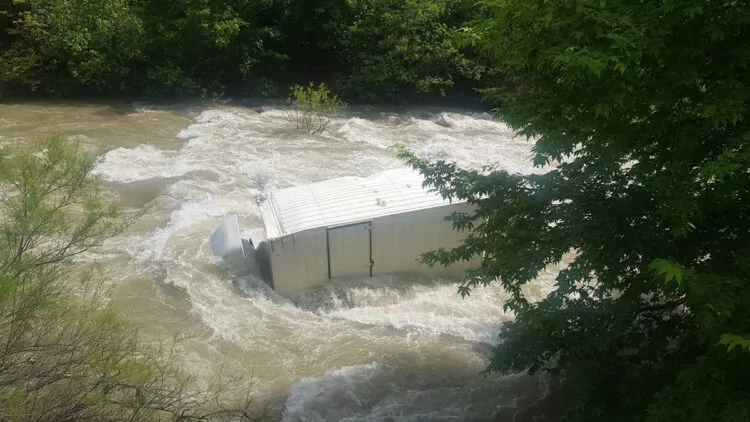 Nehirde kaybolan kamyon şoförü 110 kişilik ekiple aranıyor