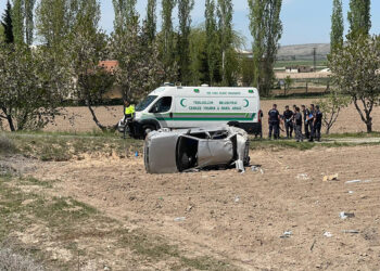 Niğde'de otomobil şarampole devrildi; 2 ölü, 4 yaralı