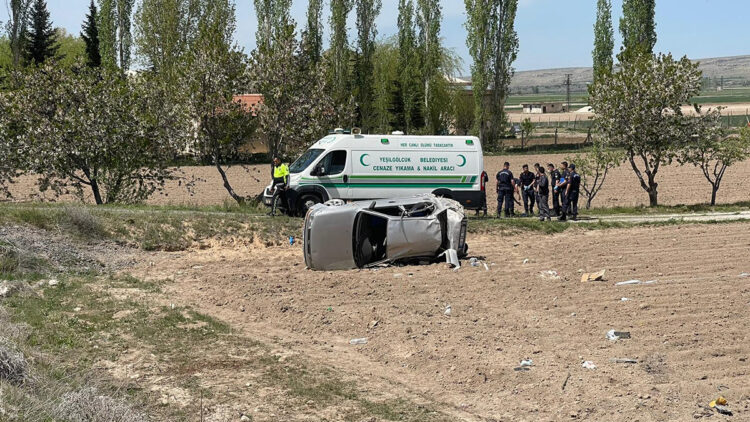 Niğde'de otomobil şarampole devrildi; 2 ölü, 4 yaralı