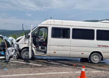 Öğrenci servisi ile otomobil çarpıştı: 1 ölü, 11 yaralı