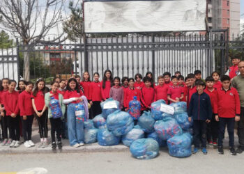 Öğrenciler engelliler için 900 bin mavi kapak topladı