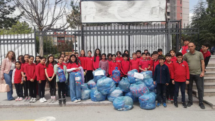 Öğrenciler engelliler için 900 bin mavi kapak topladı