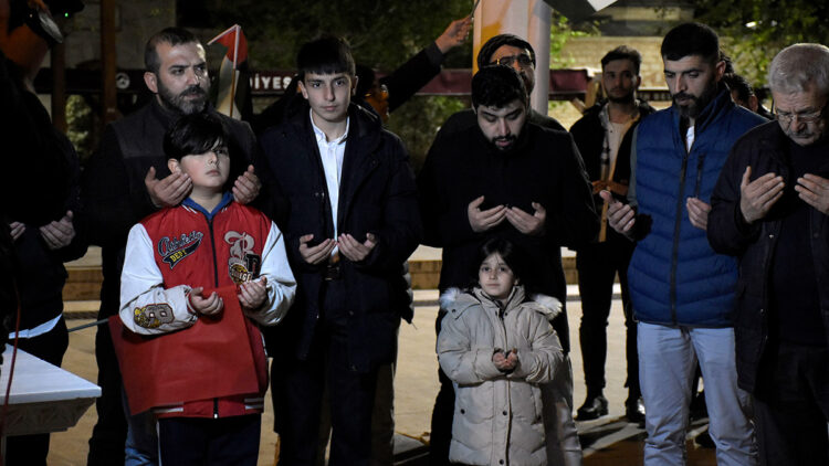 Ölen Filistinliler için gıyabi cenaze namazı kılındı