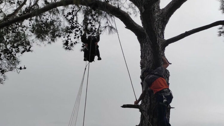 Ölüdeniz'de fırtına ve yağmur paraşütçüleri zorladı