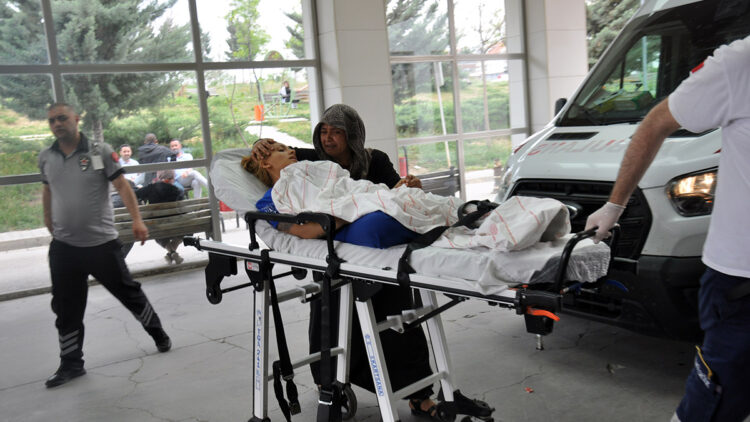 Önce eşini sonra kendini bıçakladı