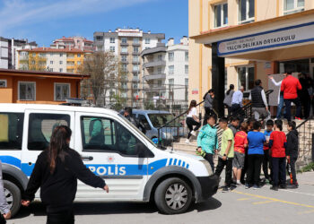 Ortaokul öğrencisi arkadaşını bıçakladı