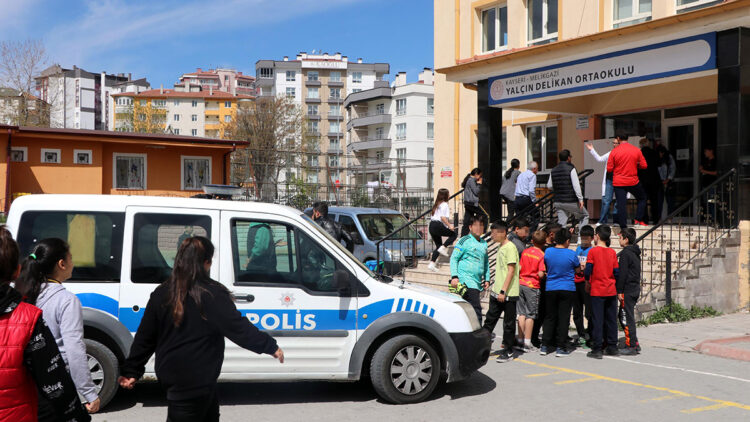 Ortaokul öğrencisi arkadaşını bıçakladı