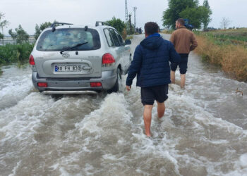 Osmaniye'de sağanak; yollar göle döndü