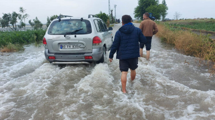 Osmaniye'de sağanak; yollar göle döndü