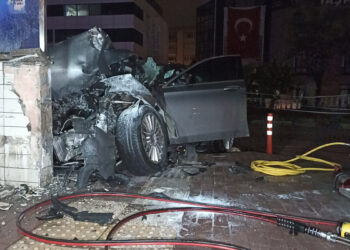 Otomobil alt geçidin duvarına çarptı: 3 ölü 1 yaralı