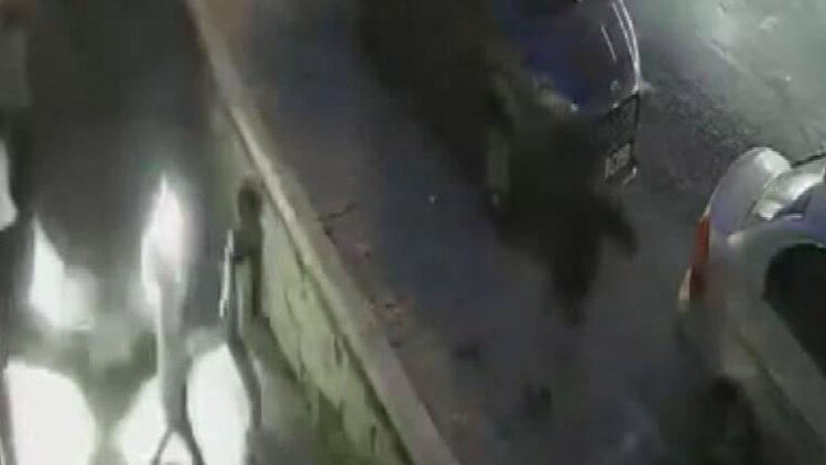 Otomobil oyun oynayan çocukların arasına daldı 