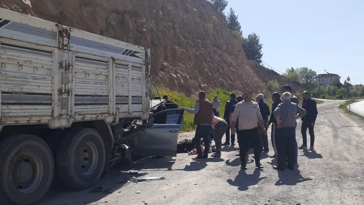 Otomobil, park halindeki kamyona çarptı; 5 yaralı