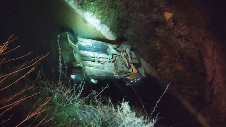 Otomobil sulama kanalına uçtu; 2 yaralı