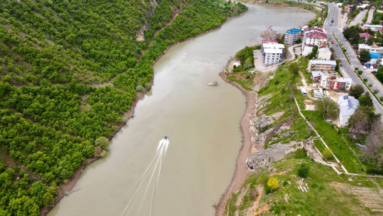 Otomobille Munzur Çayı'na uçan amca-yeğen aranıyor