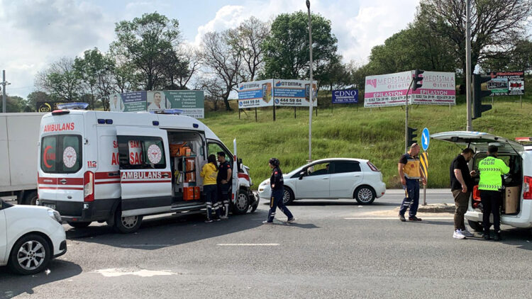 Otomobille çarpışan ambulansta 2 sağlıkçı yaralandı