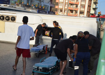 Otomobille çarpışıp devrilen midibüsteki 12 kişi yaralandı