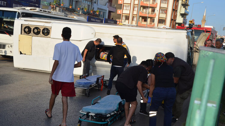 Otomobille çarpışıp devrilen midibüsteki 12 kişi yaralandı