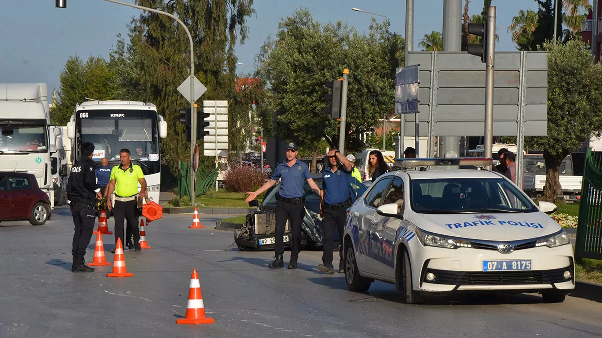 Otomobille carpisip devrilen midibusteki 12 kisi yaralandih - yaşam - haberton