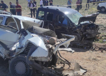 Otomobille hafif ticari araç çarpıştı: 5 ölü, 2 yaralı
