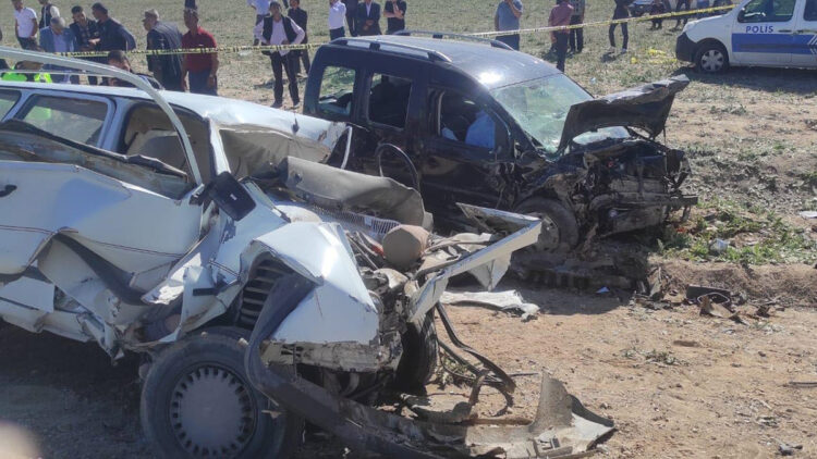 Otomobille hafif ticari araç çarpıştı: 5 ölü, 2 yaralı