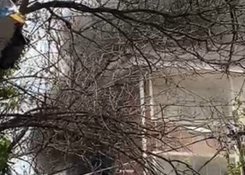 Oturduğu evi ateşe verdi, yangın çıkınca kaçtı