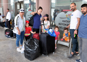 Oylarını kullanan Hataylılar, kentten ayrılıyor