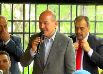 PKK'nın yaptığı zafer işaretini yaptılar