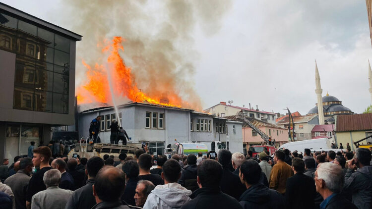 Pasajın çatı katındaki yangın, atölye ve camiye sıçradı