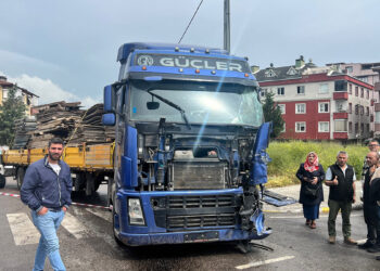 Pendik'teTIR İETT otobüsüne çarptı: 2'si ağır 5 yaralı