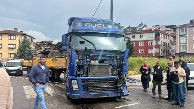 Pendik'teTIR İETT otobüsüne çarptı: 2'si ağır 5 yaralı
