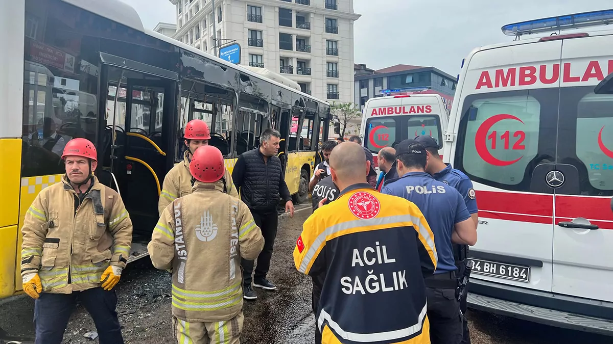 Pendik'te tir i̇ett otobüsüne çarptı: 2'si ağır 5 yaralı