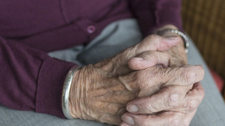 Polis 95 yaşındaki kadını şok tabancasıyla yaraladı