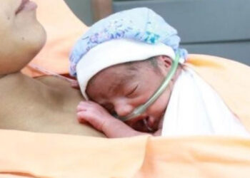 Prematüre bebeklere kanguru bakımı önerisi