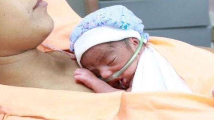 Prematüre bebeklere kanguru bakımı önerisi