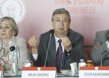 Prof. Dr. Çokuğraş, Türk Pediatri Kongresi’nde konuştu