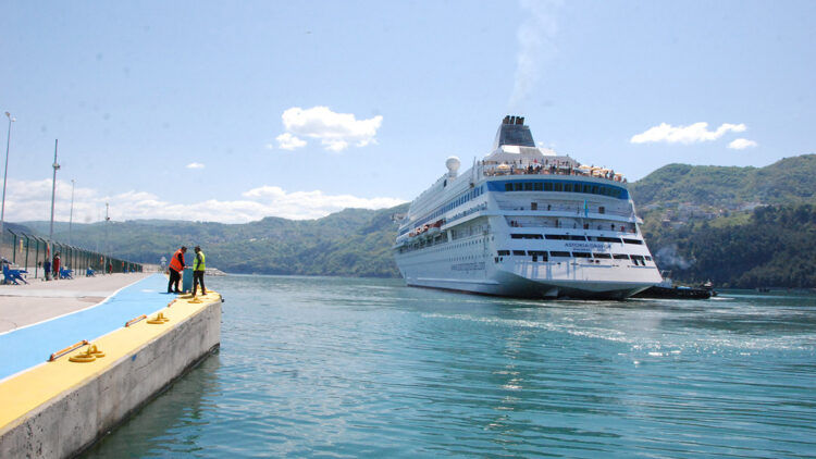 Rus turistleri getiren kruvaziyeri Demircan karşıladı