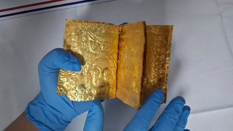 Saf altından yapılmış tarihi kitap müzeye teslim edilecek