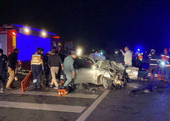 Sakarya'da otomobiller çarpıştı: 2 ölü, 3 yaralı