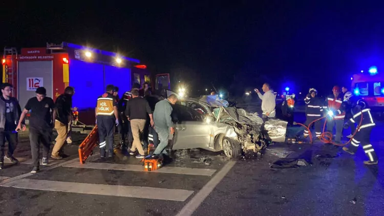 Sakarya'da otomobiller çarpıştı: 2 ölü, 3 yaralı