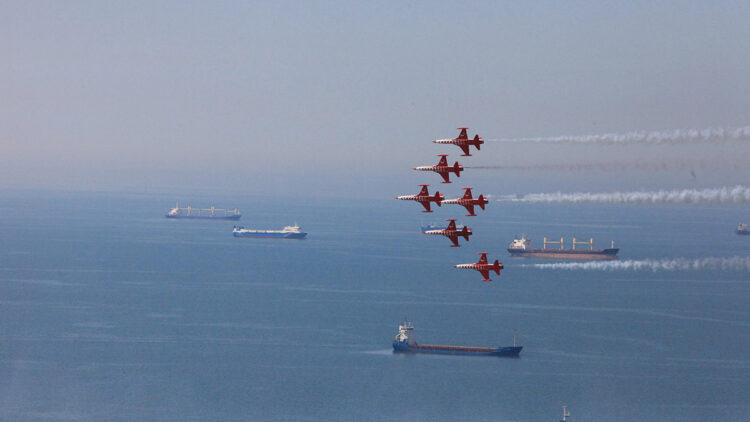Samsun'da Türk Yıldızları'ndan prova uçuşu