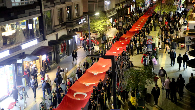 Samsun'da 'fener alayı' yürüyüşü